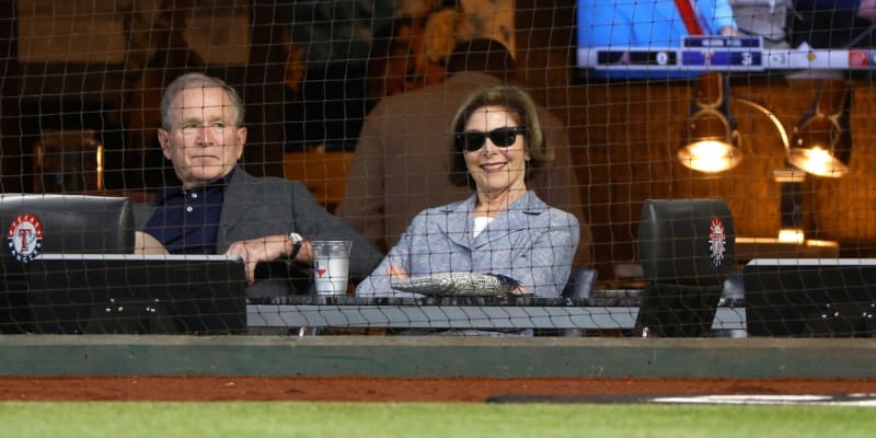George Bush na baseballovém zápase v roce 2022