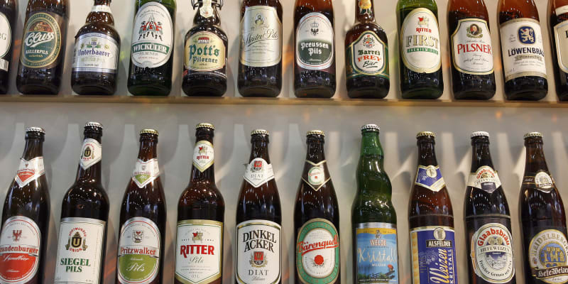 Sbírka láhví německých pivovarů. (Ilustrační snímek)