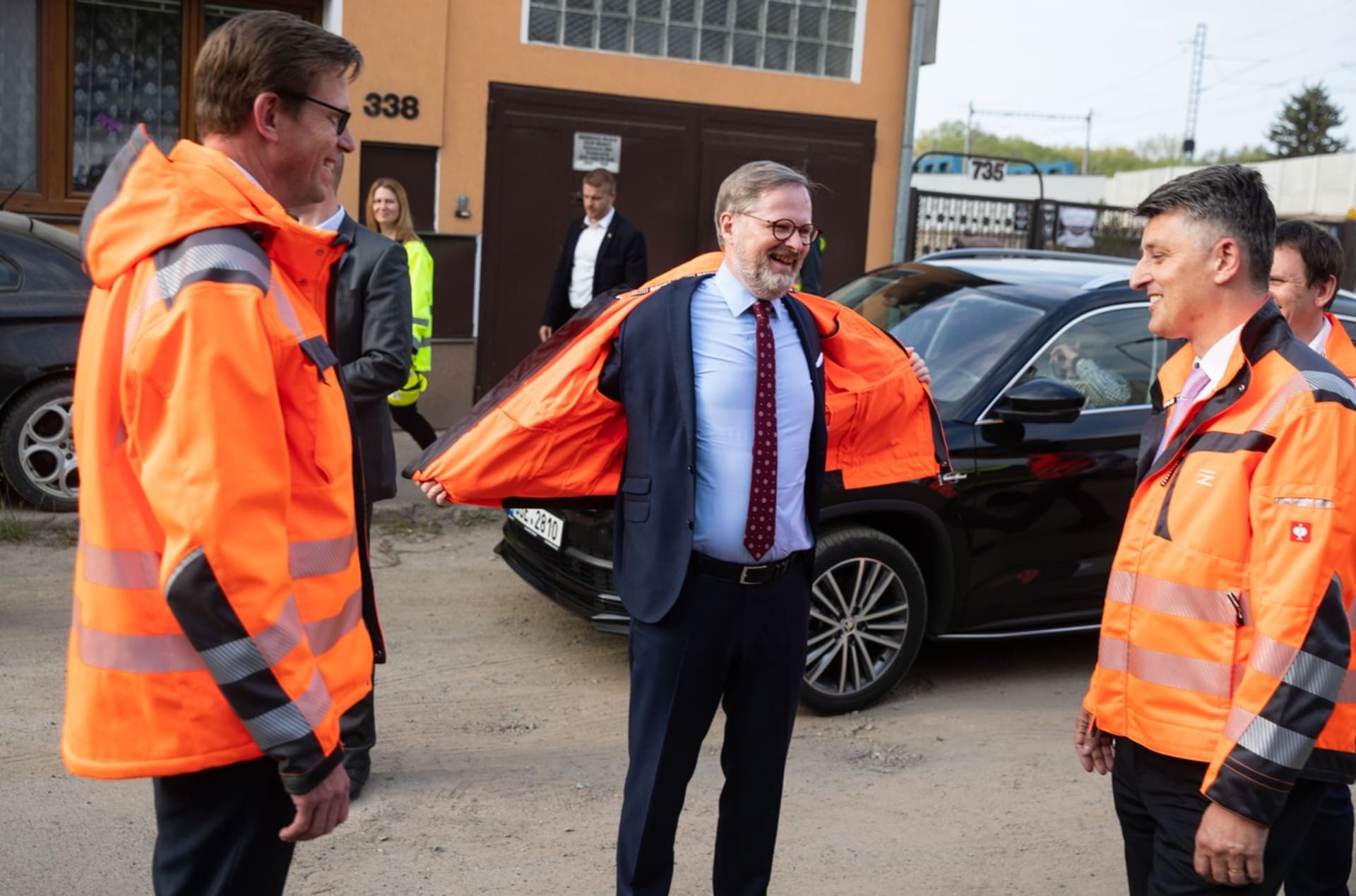 Premiér Petr Fiala a ministr dopravy Martin Kupka (oba ODS) během návštěvy Středočeského kraje