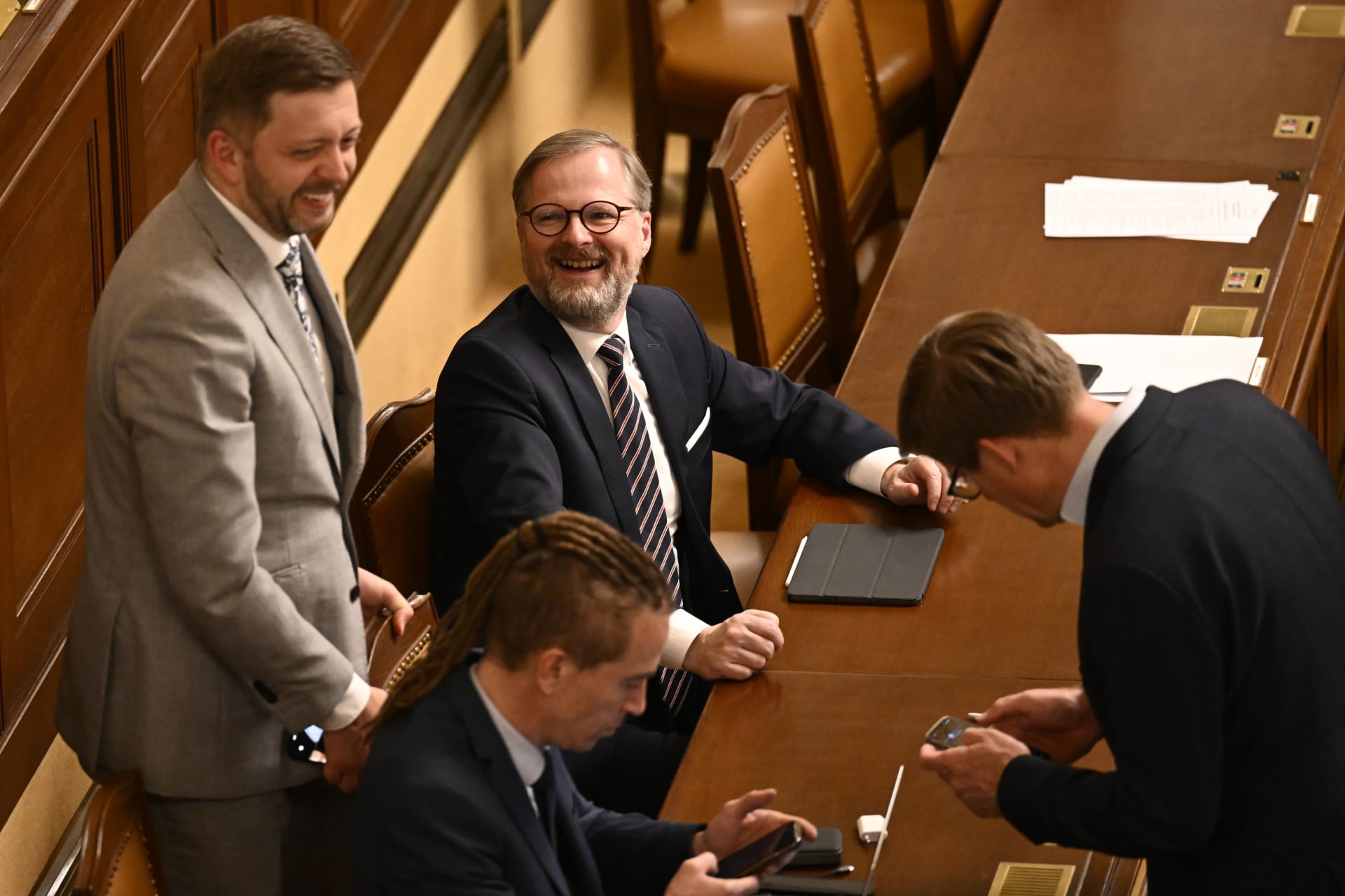 Zleva ministr pro místní rozvoj Ivan Bartoš, ministr vnitra Vít Rakušan, premiér Petr Fiala a ministr sociálních věcí Marian Jurečka.