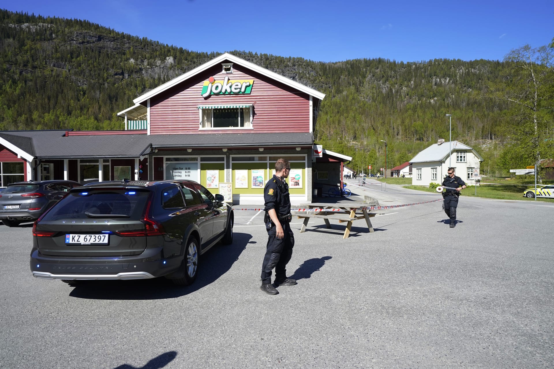 Útočník na jihovýchodě Norska pobodal nejméně čtyři lidi, jeden je raněný těžce