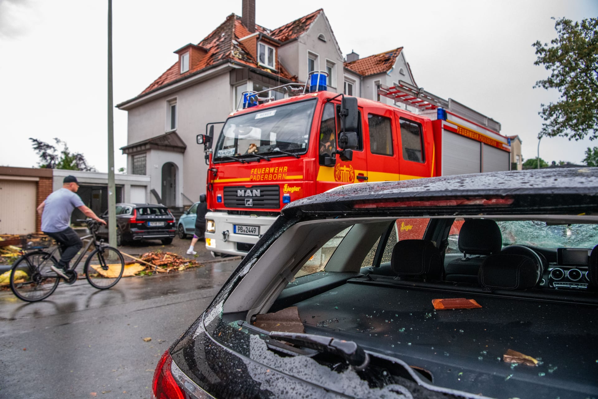 Zasahující hasiči v Paderbornu.