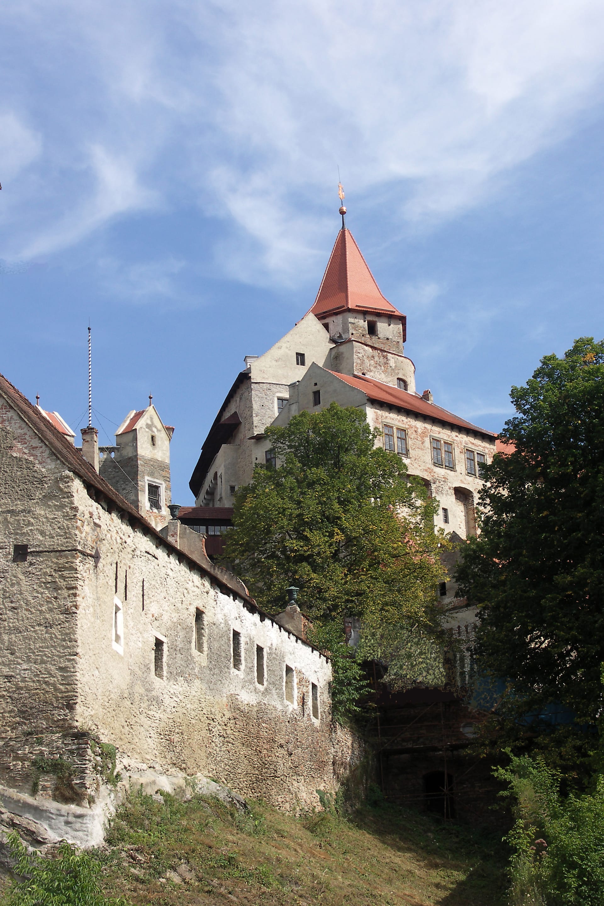 Díky svému unikátnímu vzhledu patří Pernštejn k nejvýznamnějším moravským hradům a objevil se hned v několika filmech a pohádkách. Někdy se mu říká „mramorový“, protože byl při jeho stavbě hojně využit místní bílý nedvědický mramor. 