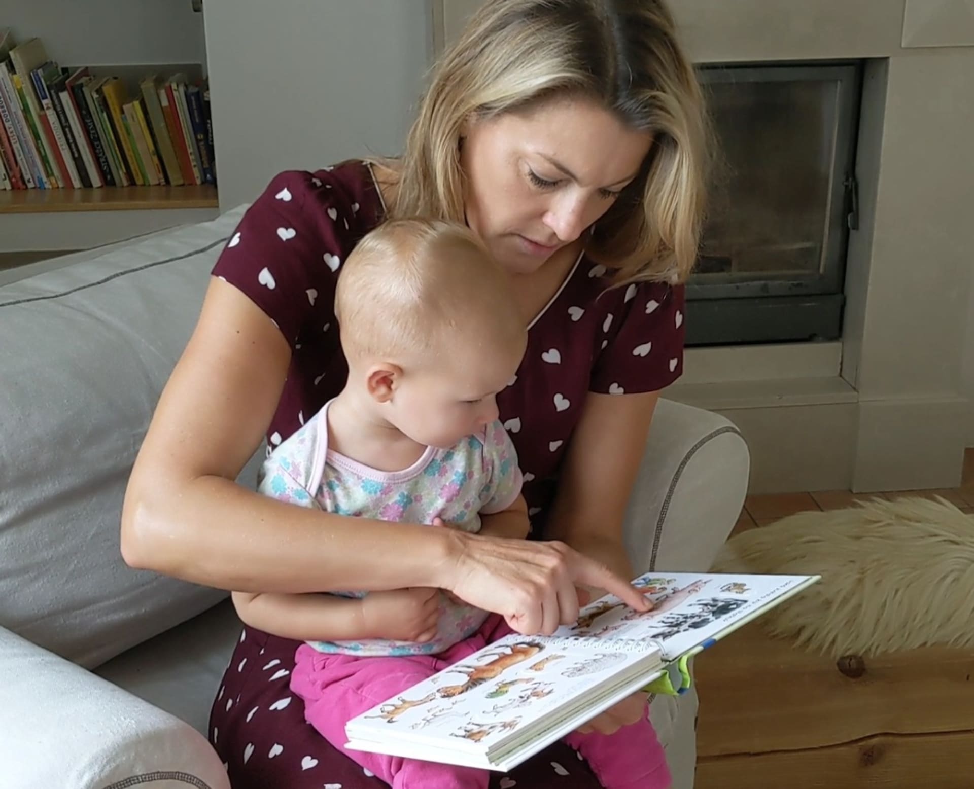 Marina Šimanová pomáhá dětem s četbou.