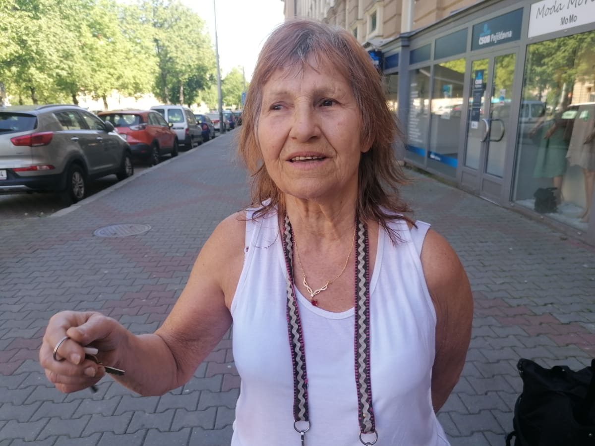 76letá Jarmila Šimonová o sobě říká, že je nesmírně šetrná. Ač žije v bytě sama, nemá větší problém s nájmem a ještě finančně pomáhá  synovi