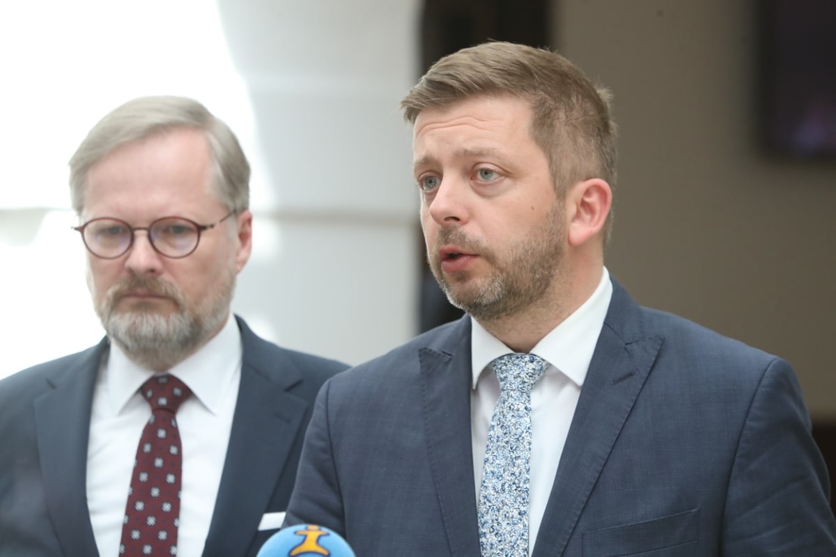 Na premiérovi Petru Fialovi a ministru vnitra Vítu Rakušanovi nenechal Daniel Hůlka nit suchou.