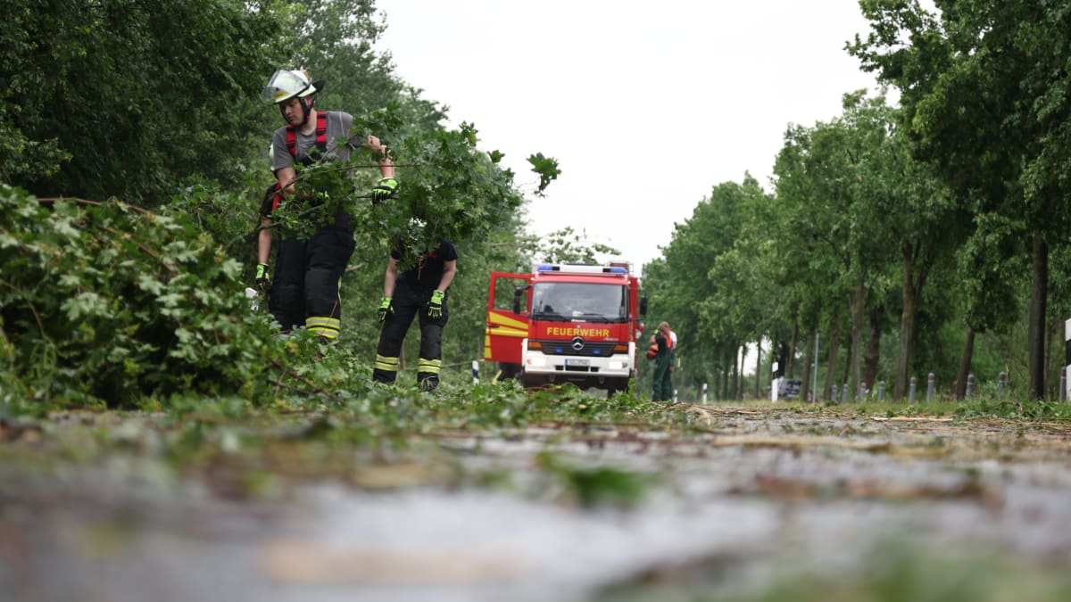 Hasiči v Lippstadtu odklízejí následky bouřek.