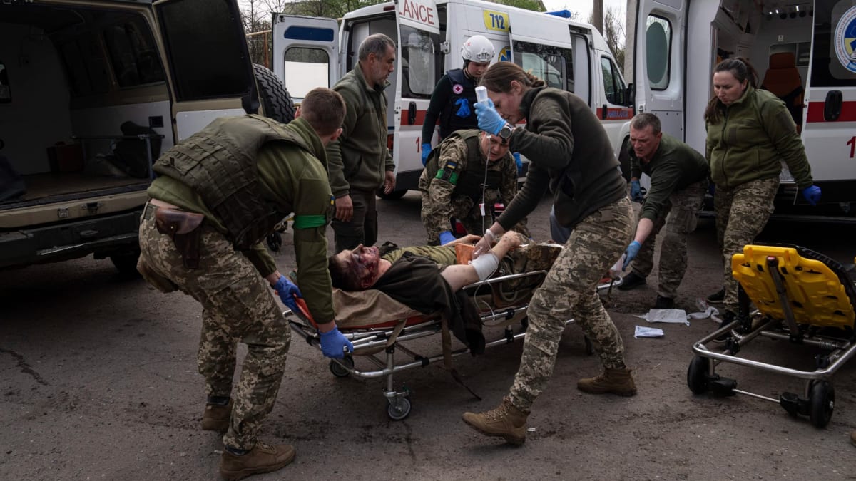 Lékaři převážejí zraněného ukrajinského vojáka v Doněcké oblasti