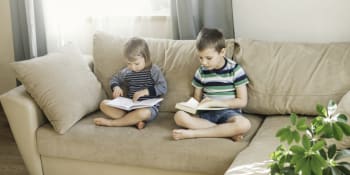 Jak přimět děti, aby je bavilo čtení knížek? Začněte především u sebe, radí odborníci