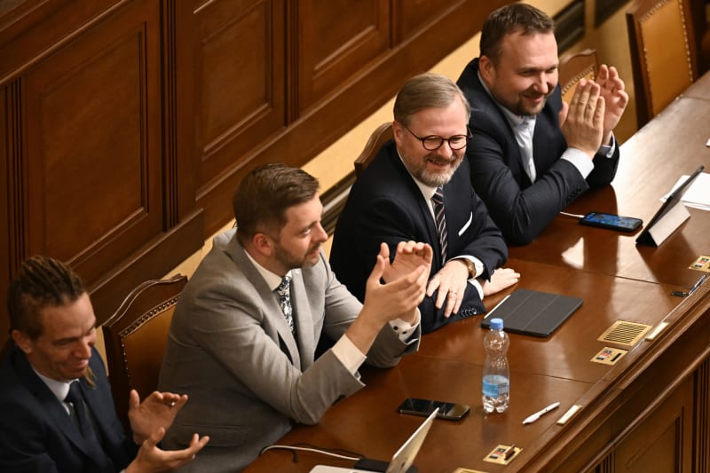 Zleva ministr pro místní rozvoj Ivan Bartoš, ministr vnitra Vít Rakušan, premiér Petr Fiala a ministr sociálních věcí Marian Jurečka