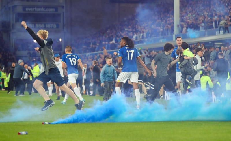 Fanoušci Evertonu byli po zajištění záchrany jako utržení ze řetězu.