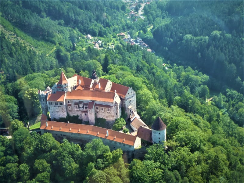 V krásné přírodě Českomoravské vrchoviny, u městyse Nedvědice, leží mimořádně zachovalý středověký hrad Pernštejn.  