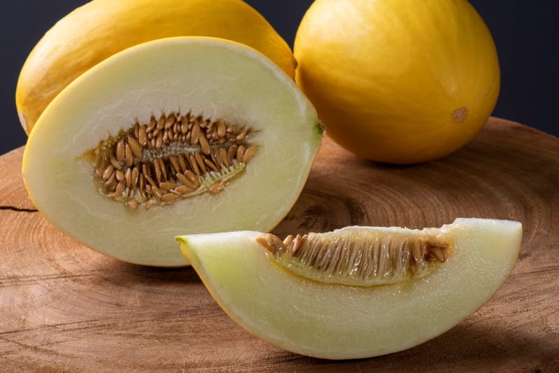 Honeydew (medový meloun)  s jemnou světle zelenou dužinou a žlutou hladkou slupkou patří k  nejoblíbenějším cukrovým melounům.
