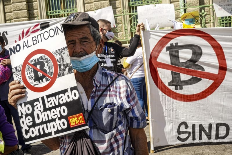 Protesty v San Salvadoru proti zavedení Bitcoinu jako zákonného platidla v zemi.
