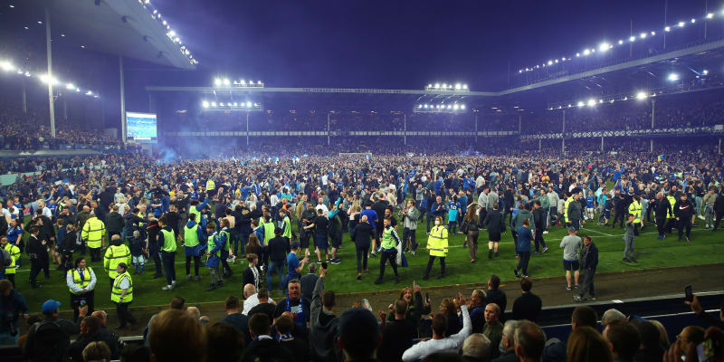 Fanoušci Evertonu byli po zajištění záchrany jako utržení ze řetězu.