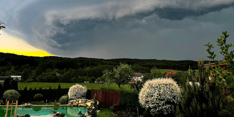Takto se bouře blížila na západ Čech.