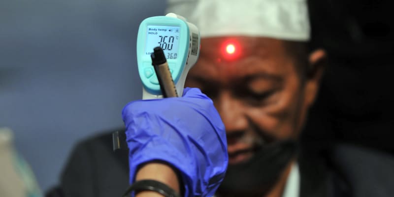 Měření teploty kvůli opičím neštovicím v Indonésii