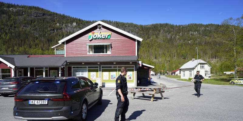 Útočník na jihovýchodě Norska pobodal nejméně čtyři lidi, jeden je raněný těžce