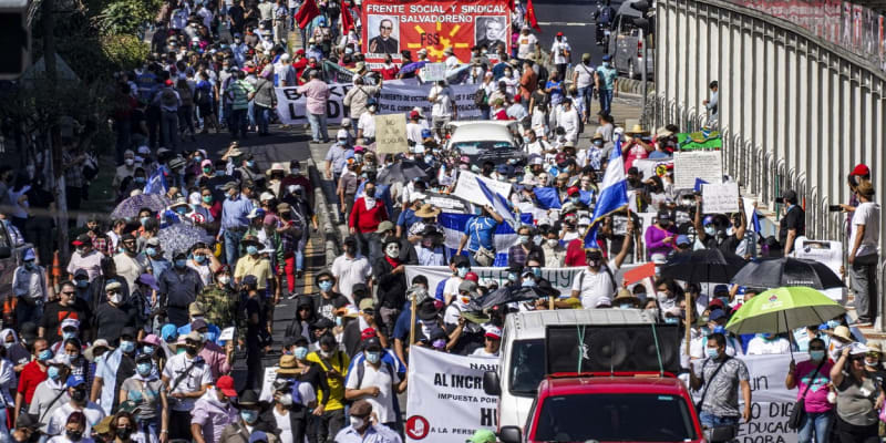 Protesty v San Salvadoru proti zavedení Bitcoinu jako zákonného platidla v zemi.