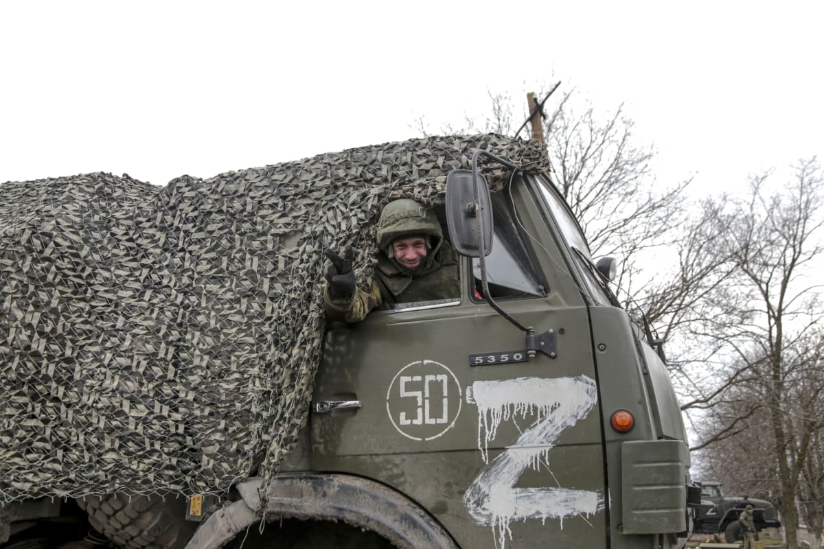 Ruský voják v nákladním voze, 27. února 2022