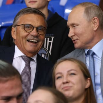 Bývalý šéf IIHF René Fasel vedle Vladimira Putina