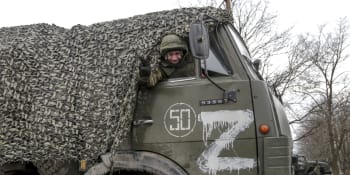 Záběry z ničivého útoku: Ruský voják nasedl do náklaďáku, hned poté vůz odpálili Ukrajinci