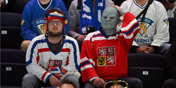 Pořadatelé MS sundali českým fanouškům ukrajinskou vlajku. Nehraje tu, argumentovali