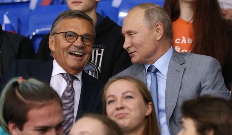 Bývalý šéf IIHF René Fasel vedle Vladimira Putina