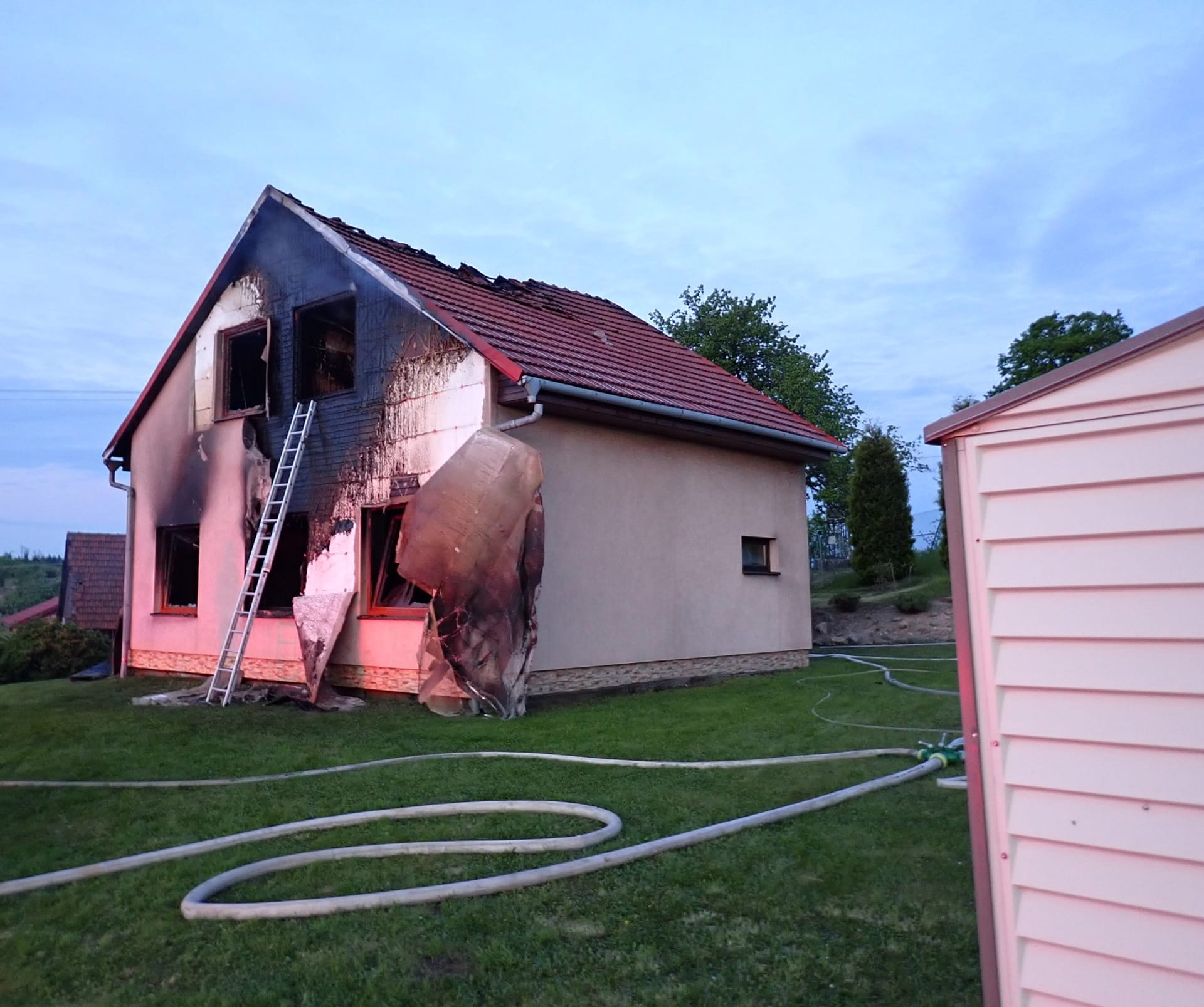 Škodu za 2,5 milionu korun způsobil v neděli časně ráno požár rodinného domu v Loučce na Vsetínsku. 
