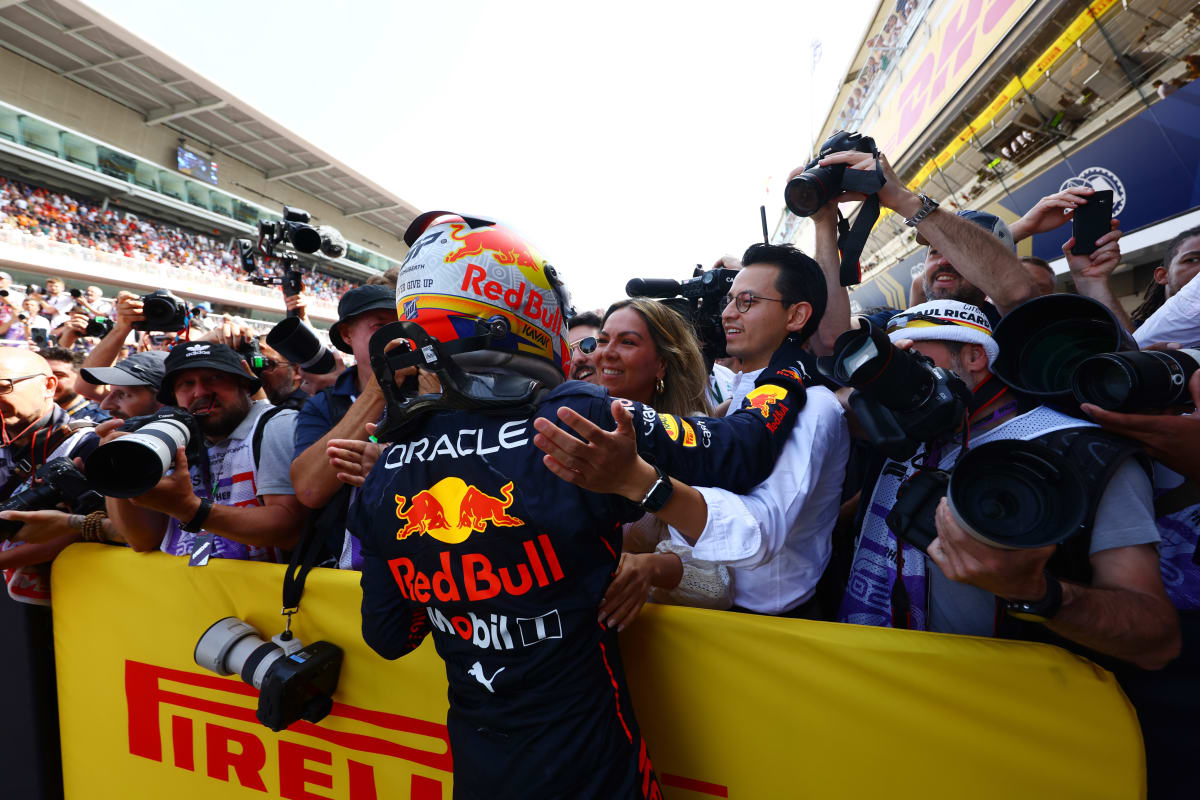 Max Verstappen se raduje z vítězství v Barceloně a z posunu do čela šampionátu.