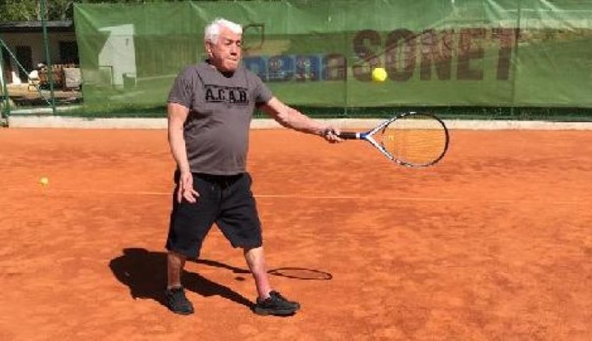 Pro Jiřího Krampola je tenis skvělý relax. Nyní na něj může na několik týdnů zapomenout.