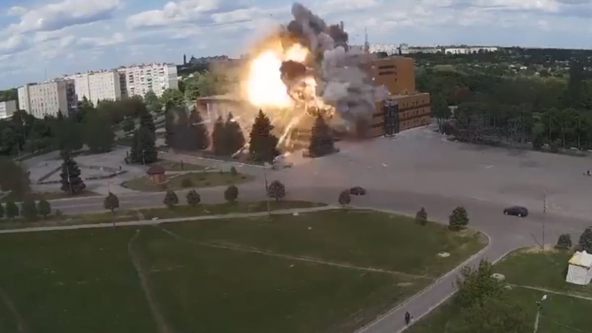 Ukrajinské úřady zveřejnily záběry z ruského raketového útoku na kulturní dům ve městě Lozovaja.