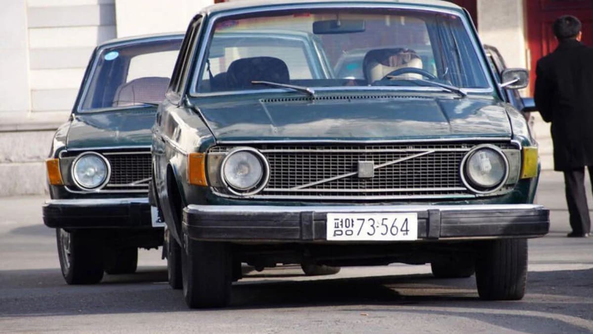 Volva dovezená v roce 1974 slouží v Pchjongjangu jako taxíky spolehlivě dodnes.