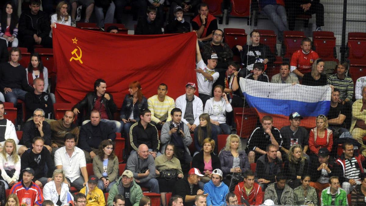 Ruští fanoušci se sovětskou vlajkou na hokejovém utkání s Českem