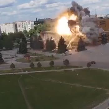 Palác kultury v ukrajinské obci Lozovaja zasáhla ruská raketa. (20. května)