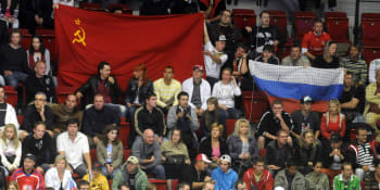 KOMENTÁŘ: Ukrajinská vlajka na MS v hokeji vadí. Se sovětskou problémy nikdy nebyly