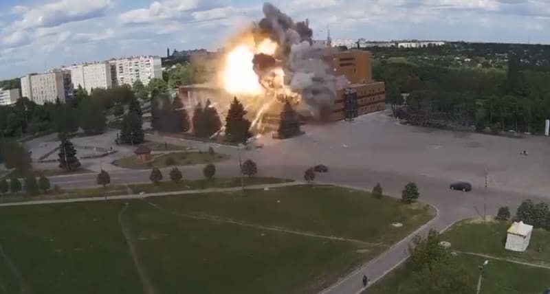 Palác kultury v ukrajinské obci Lozovaja zasáhla ruská raketa.