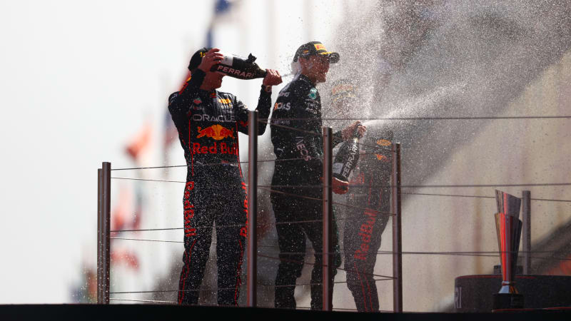 Verstappen skrápí šampaňským George Russella, který v Barceloně dojel třetí.
