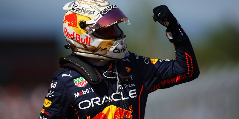 Max Verstappen se raduje z vítězství v Barceloně, ale také posunu do čela šampionátu.