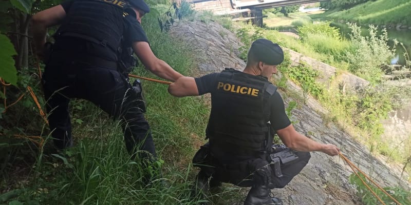 Policisté z Nového Jičína vyráželi v sobotu na záchrannou akci. V řece Jičínka se topily dvě ženy. 