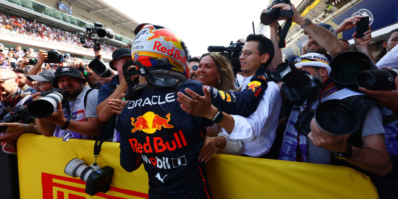 Max Verstappen se raduje z vítězství v Barceloně, ale také posunu do čela šampionátu.