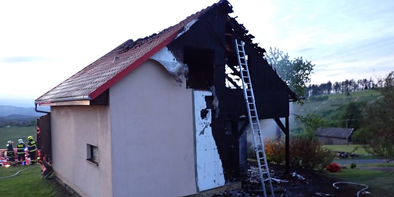 Škodu za 2,5 milionu korun způsobil v neděli časně ráno požár rodinného domu v Loučce na Vsetínsku. 