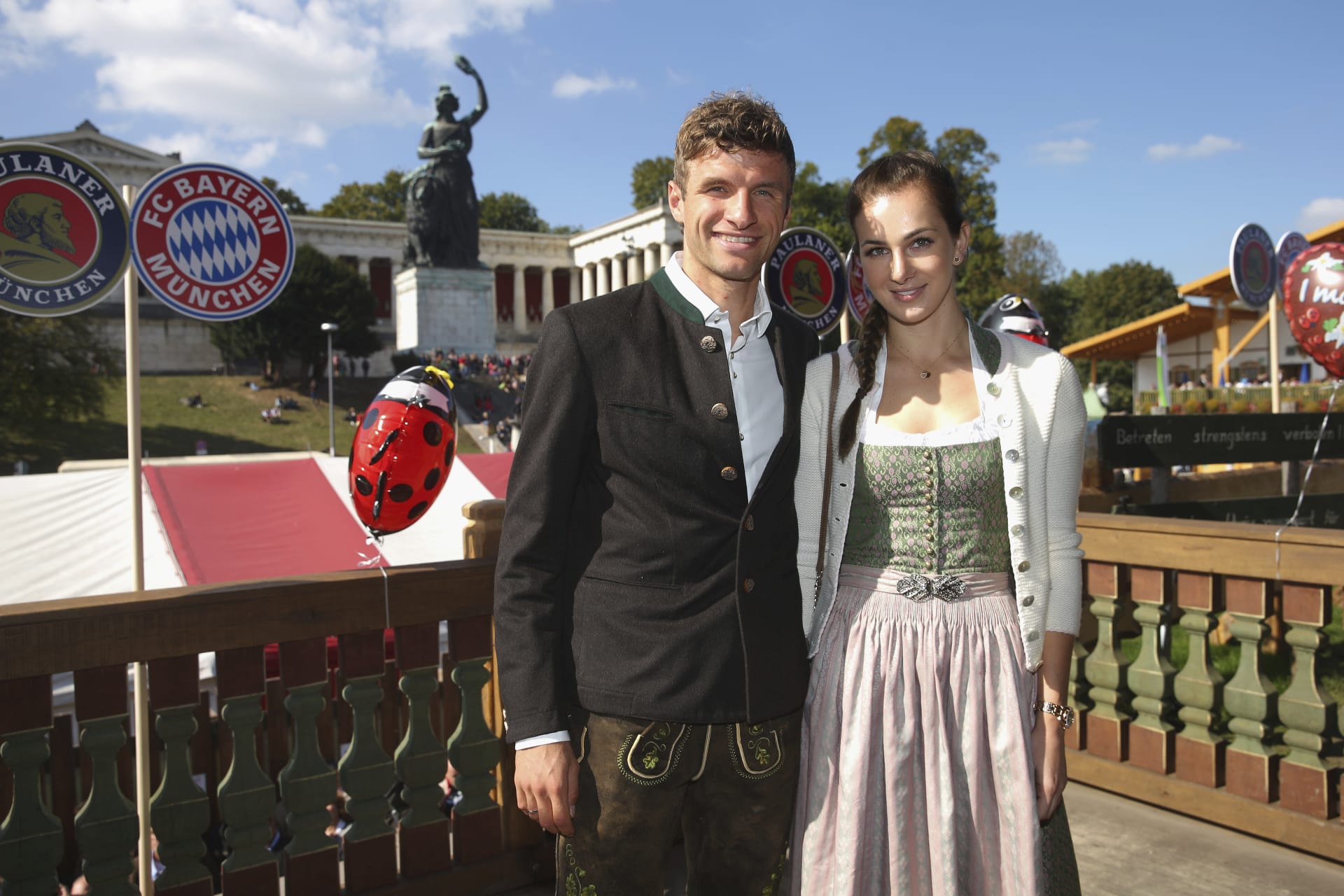 Oktoberfestu se tradičně účastní také fotbalisté Bayernu Mnichov s manželkami či přítelkyněmi, také proto, že pivovar Paulaner je jedním z hlavním sponzorů klubu. V roce 2015 dorazil i útočník Thomas Müller s chotí Lisou. 