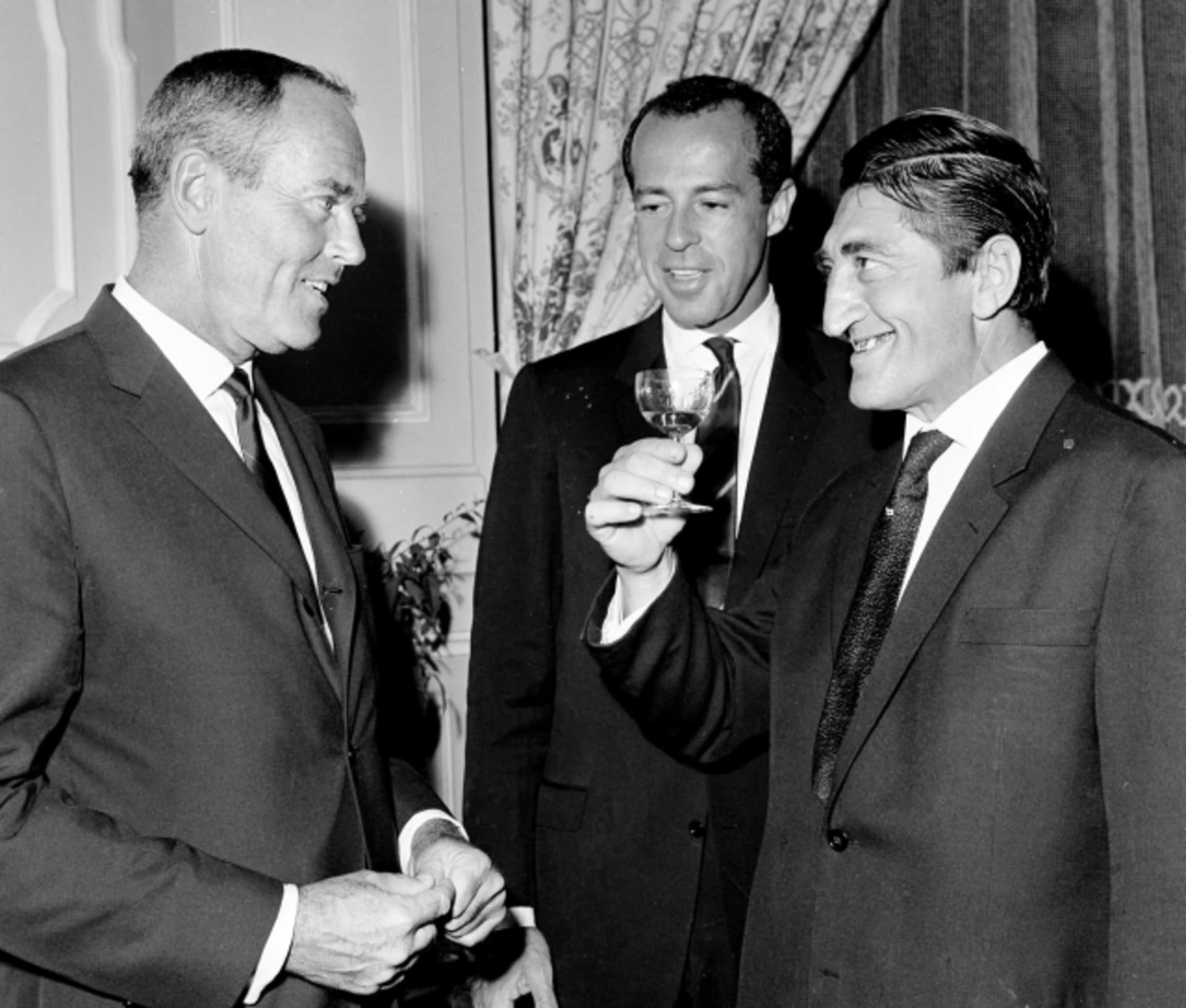 Karel Effa (vpravo) v rozhovoru s hercem Henrym Fondou (vlevo) na Mezinárodním filmovém festivalu v Karlových Varech (1964)