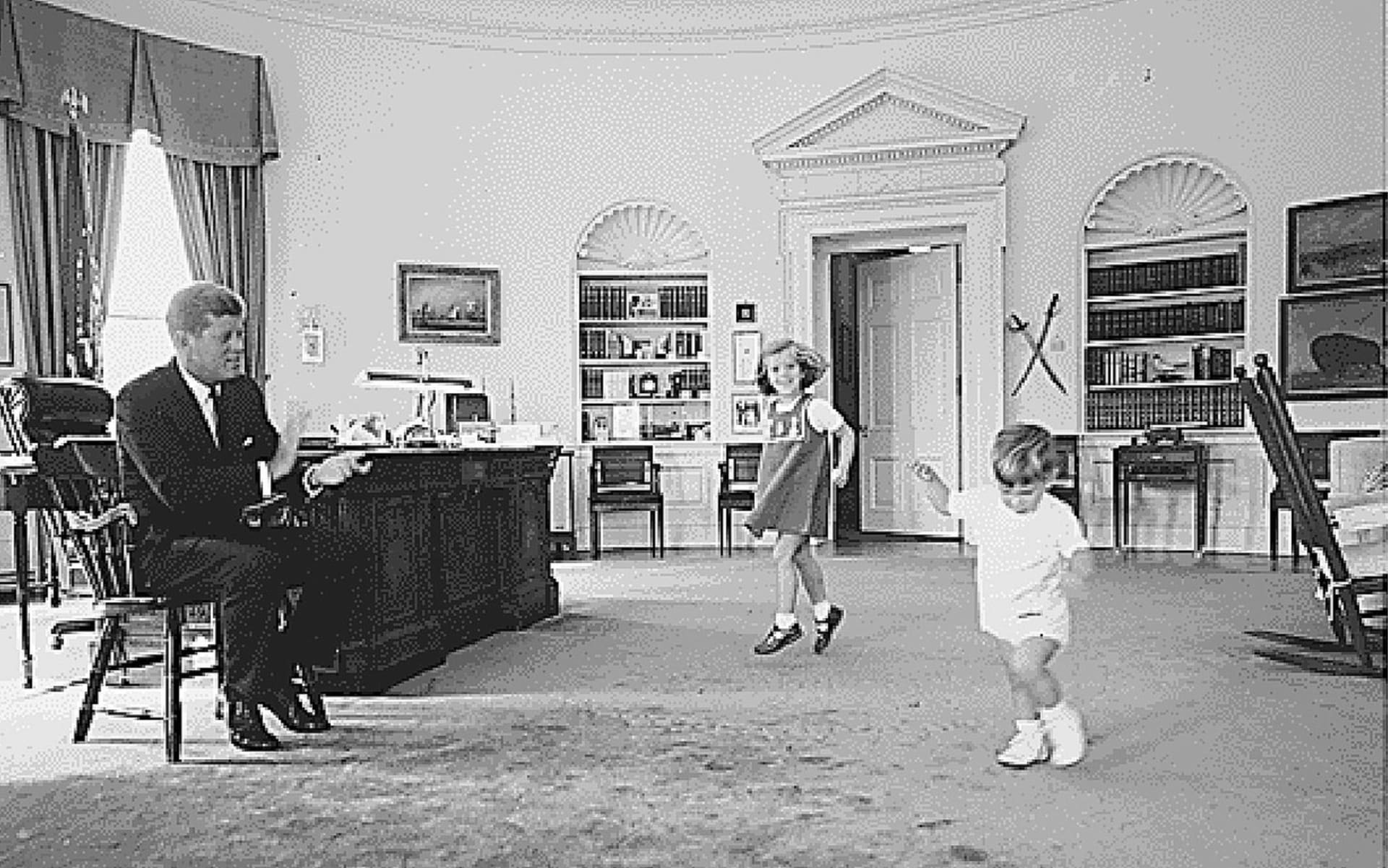 Slavný snímek z Oválné pracovny v Bílém domě. John F. Kennedy se svými dětmi  -synem Johnem a dcerou Caroline