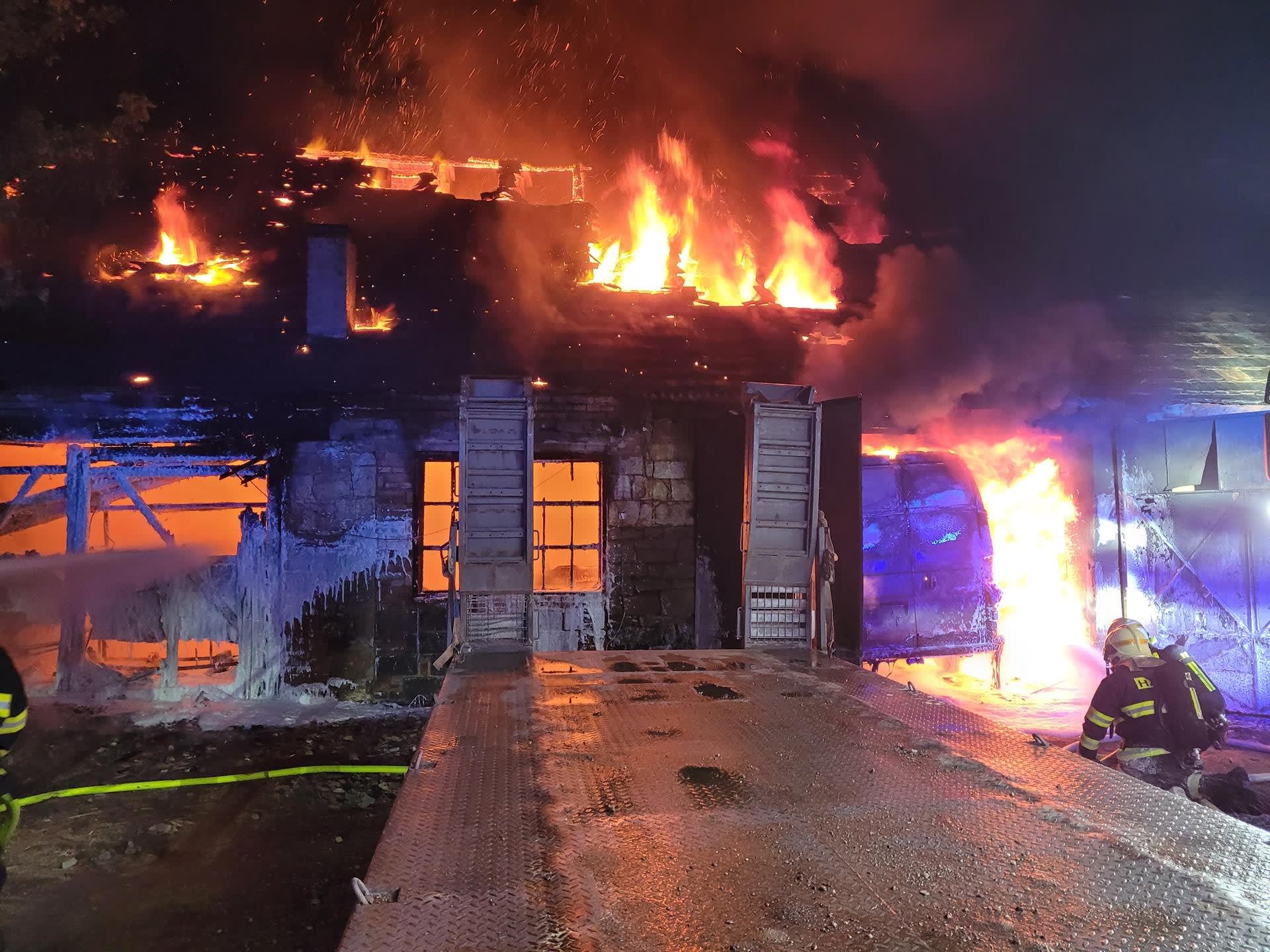 Požár domu po úderu blesku v Čisté na Rakovnicku