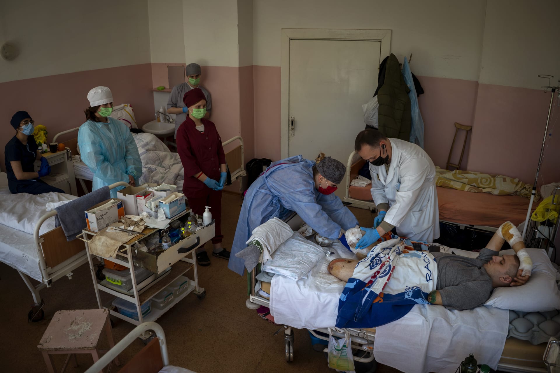 Vojenský lékař Anton Gladun (22) přišel na východě Ukrajiny na konci března o obě nohy a levou ruku při explozi miny. Fotografie byla pořízena 5. května v nemocnici ve městě Čerkasy.