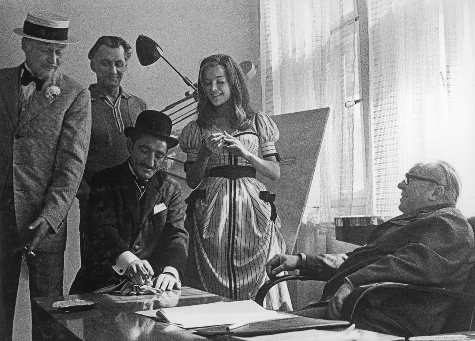 Karel Effa (uprostřed sedící) s Magdou Vášáryovou a režisérem Karlem Zemanem při natáčení filmu Továrna na fantazii (1970)