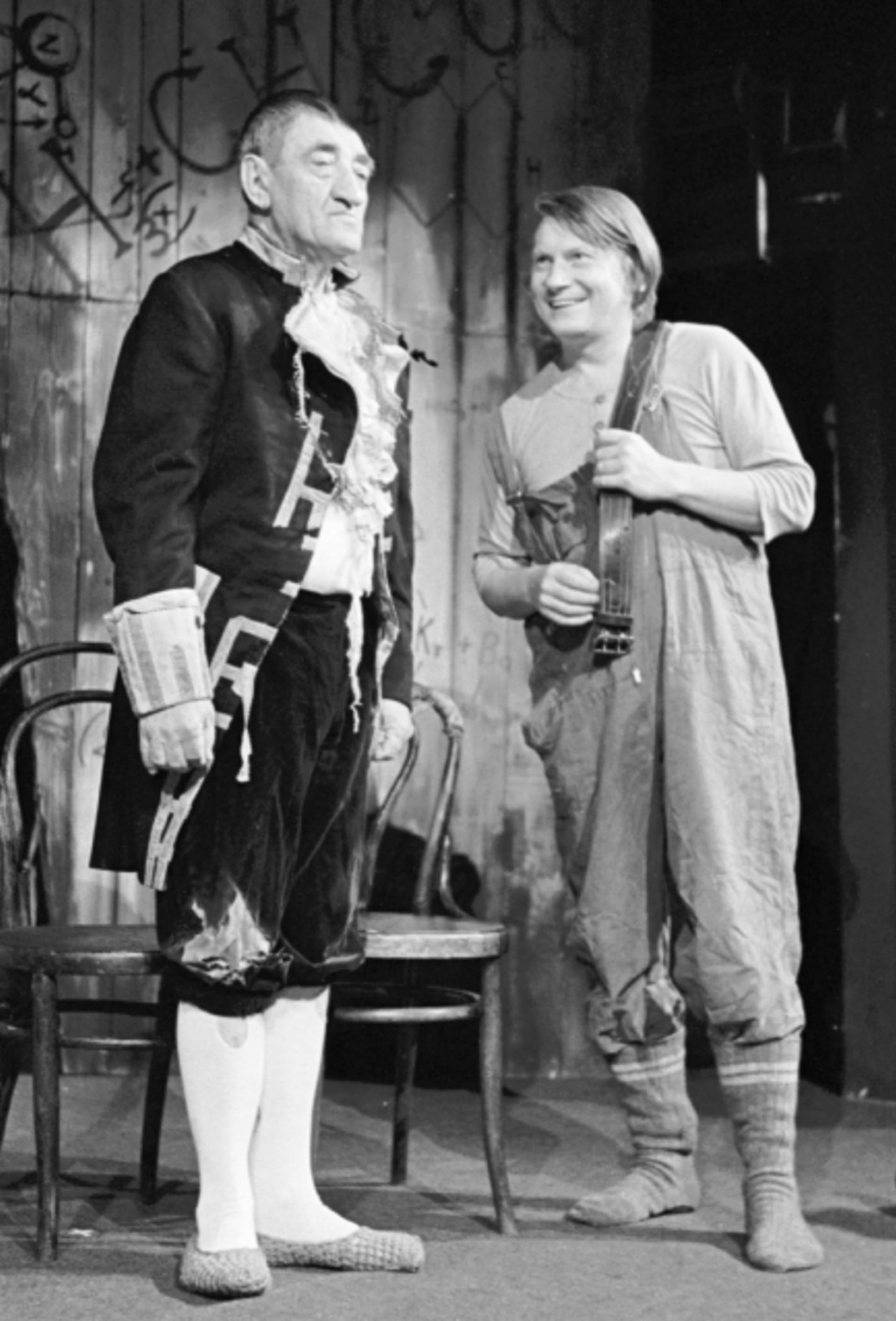 Herci Karel Effa a Josef Dvořák v představení S Pydlou v zádech v divadle Semafor (1982)
