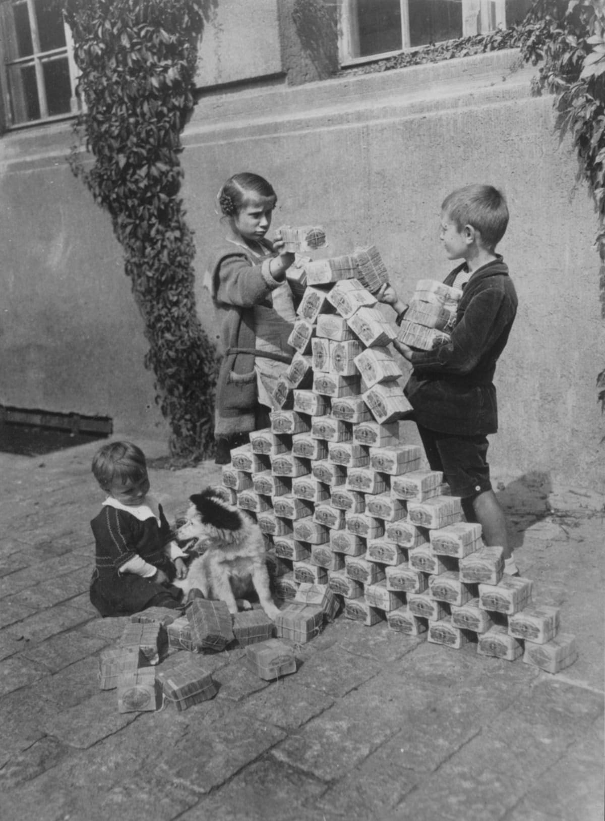 Balíčky s bankovkami posloužily alespoň dětem na hraní. Německo 1923.